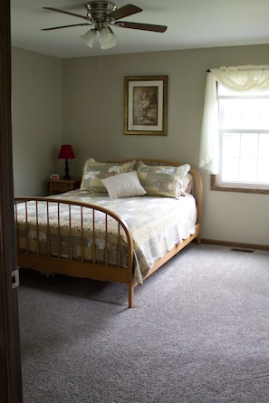 2 bedrooms, iron/ironing board, free WiFi, bed sheets - Little house on the farm (Middlefield)