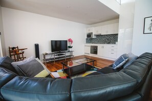 Televisión, chimenea, reproductor de DVD, videoteca