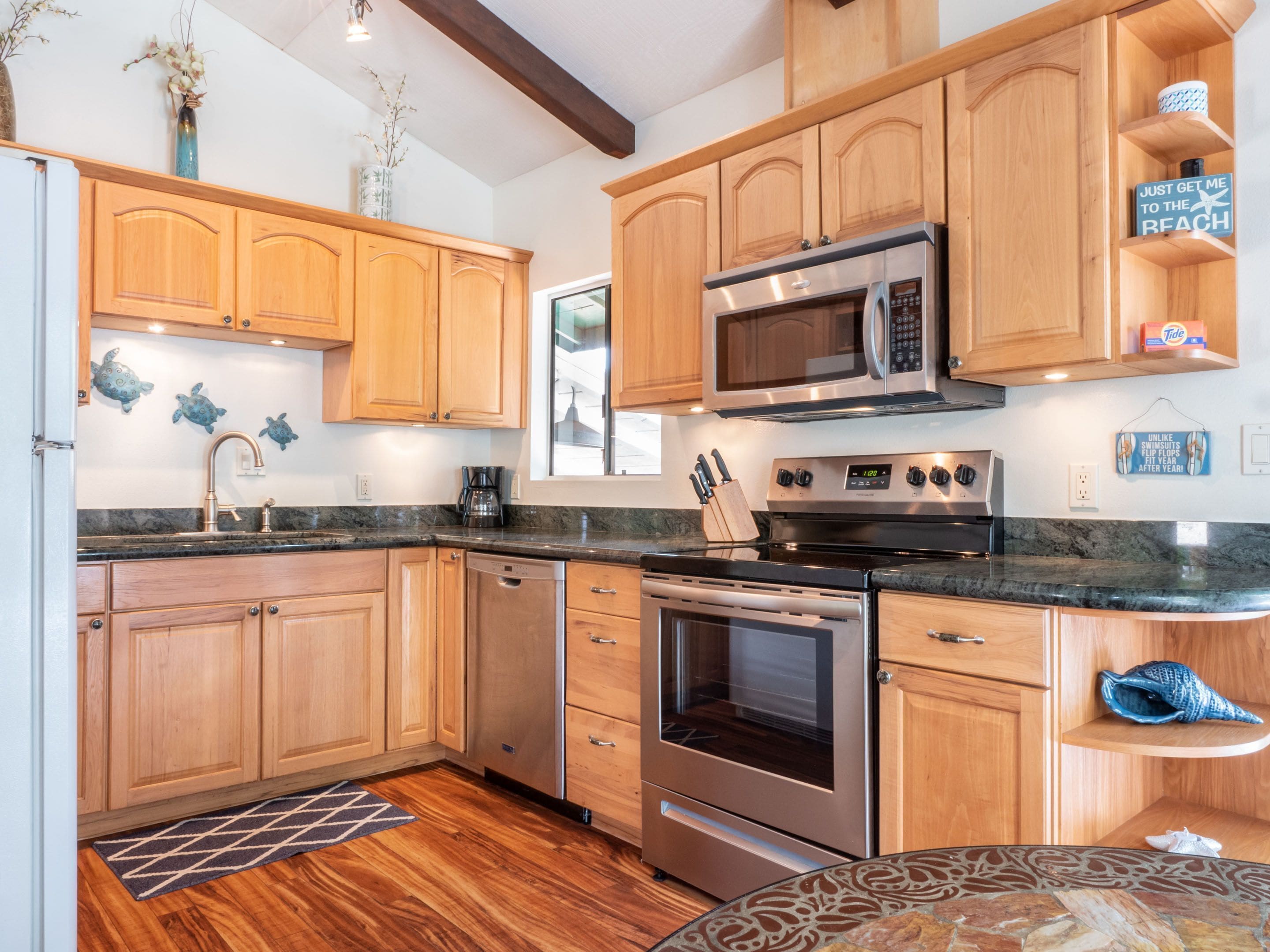 Geladeira, micro-ondas, fogão, cooktop