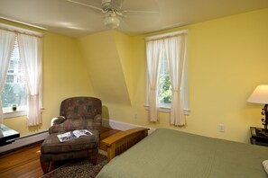 3 habitaciones, tabla de planchar con plancha, wifi y ropa de cama
