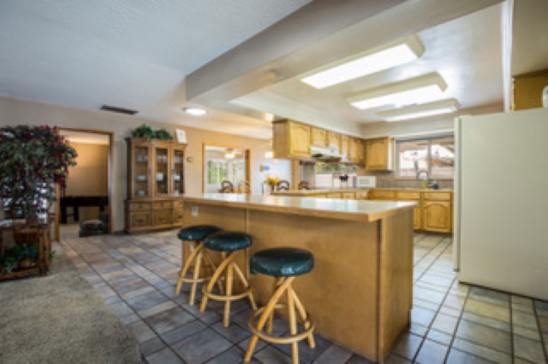 6 BD, 4 Bath, Large Pool, Fenced large yard, Game Room & Casita.