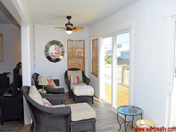 Interior - Ruff Life - Classic Island Cottage with 4 Bedrooms and View of the Ocean. Dog (Surf City)