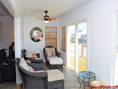 Ruff Life - Classic Island Cottage with 4 Bedrooms and View of the Ocean. Dog