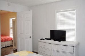 4 slaapkamers, een strijkplank/strijkijzer, gratis wifi, beddengoed