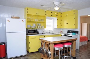 Fridge, microwave, oven, stovetop - Ruff Life - Classic Island Cottage with 4 Bedrooms and View of the Ocean. Dog (Surf City)