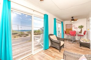Interior - Ruff Life - Classic Island Cottage with 4 Bedrooms and View of the Ocean. Dog (Surf City)