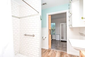 Bathtub - Ruff Life - Classic Island Cottage with 4 Bedrooms and View of the Ocean. Dog (Surf City)