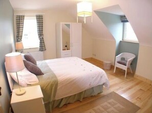 4 habitaciones, tabla de planchar con plancha y cuna de viaje 