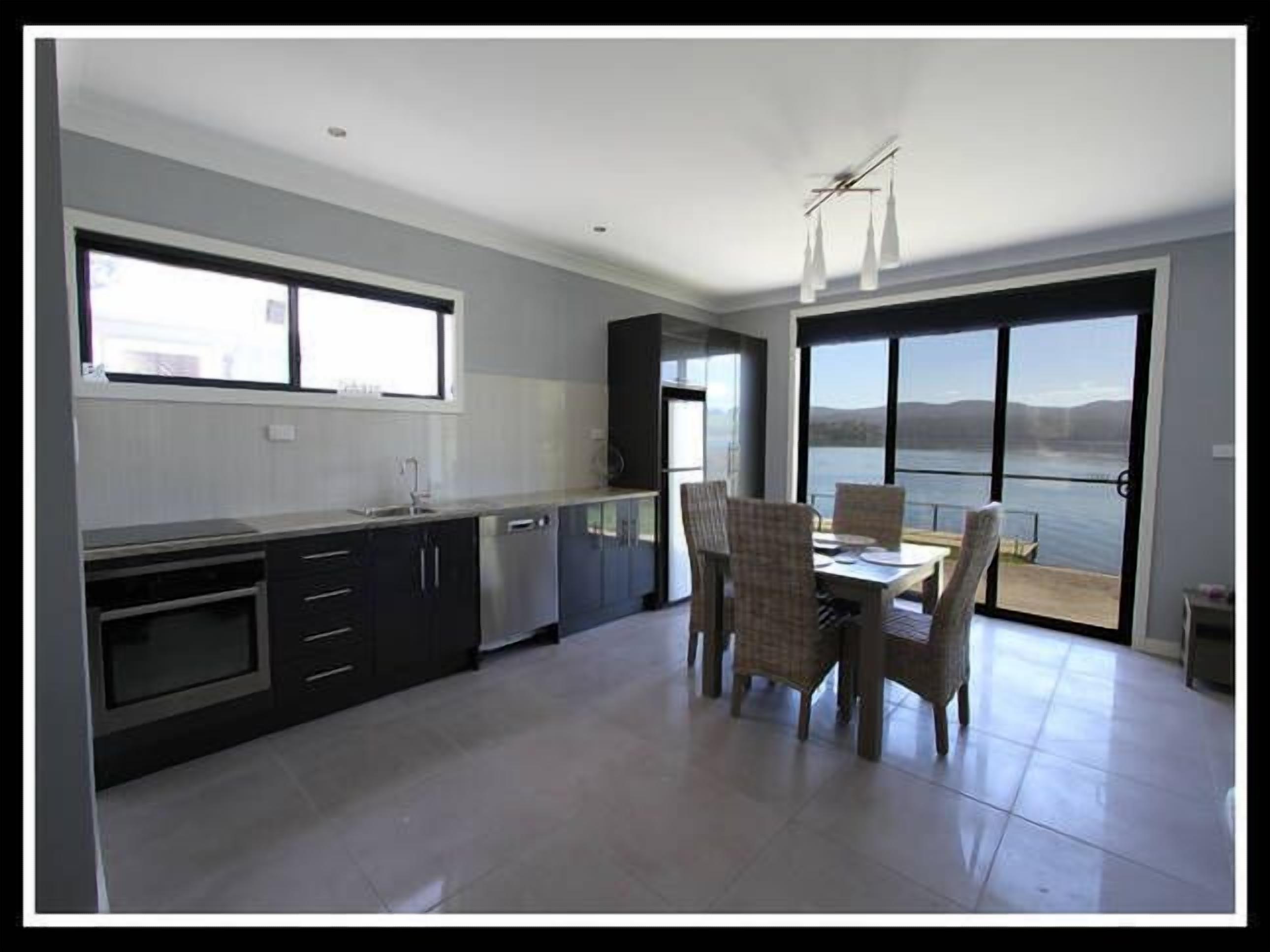 Tamar Boat House - Boutique Waterfront Property — image 7