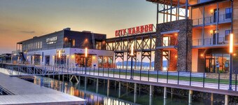 WATERFRONT kayaks, paddleboat & Beautiful Mountain Views, convenient to shopping