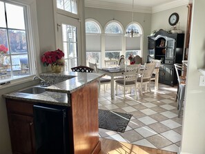 Dining - WATERFRONT kayaks, paddleboat Beautiful Smokey Mountain Views, close to shopping (Guntersville)