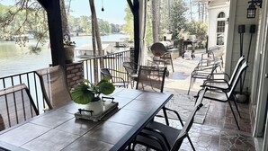 Outdoor dining - WATERFRONT kayaks, paddleboat Beautiful Smokey Mountain Views, close to shopping (Guntersville)