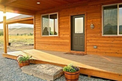 Yellowstone Cabin on the River with Private Acre Pond, Five Miles from Chico