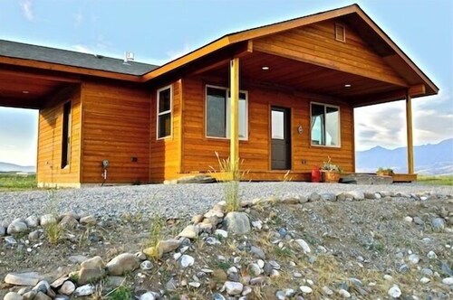 Yellowstone Cabin on the River with Private Acre Pond, Five Miles from Chico