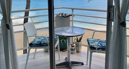Superb Beachfront Studio with Ocean View in Marigot