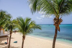 Am Strand, Liegestühle, Sonnenschirme, Strandtücher