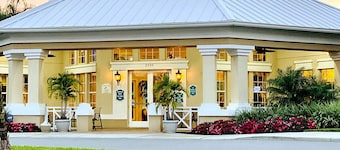 Modern Award Winning Newly Renovated, Gorgeous 2+2 Minutes Away From Disney