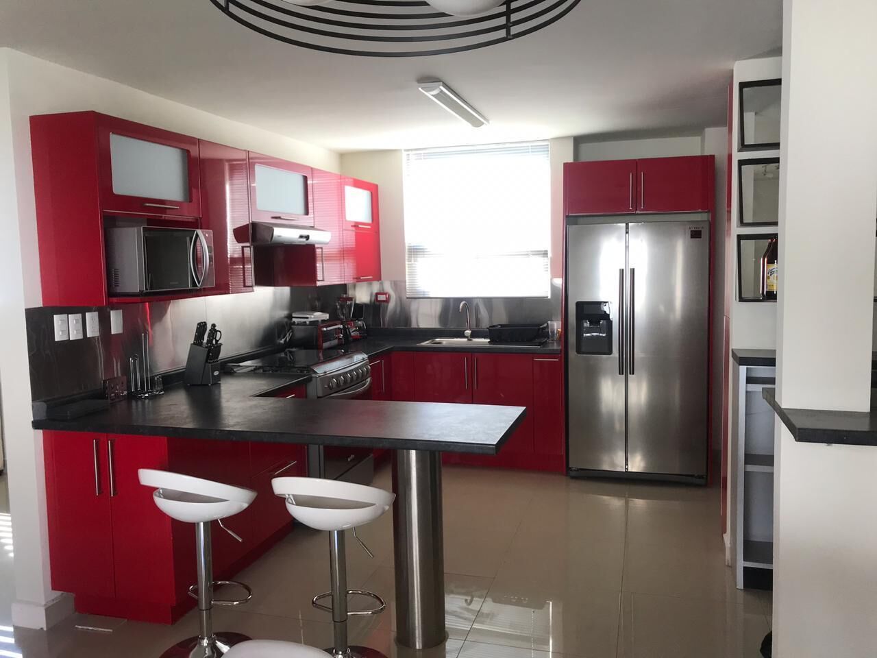 Jääkaappi, mikroaaltouuni, uuni, liesi