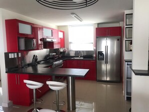 Kjøleskap, mikrobølgeovn, ovn og kokeplater