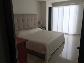 3 chambres, fer et planche à repasser, Wi-Fi, draps fournis