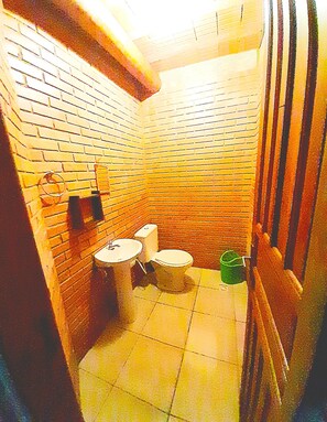 Tina con regadera, toallas, jabón, papel de baño 
