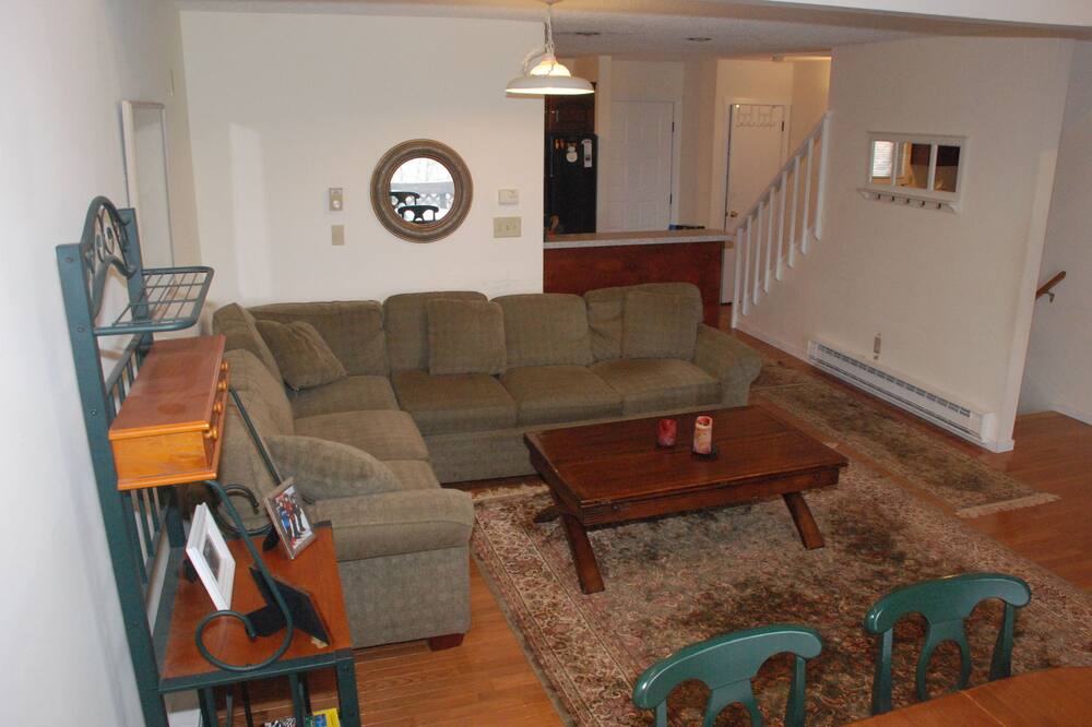 Ski On / Ski Off Camelback Mountain 4 Bedroom Fully Updated Townhouse