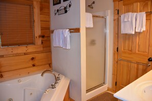 Combined shower/bathtub, jetted bath, towels, soap - MTN CABIN LAKEFRONT,CANOE/3 KAYAKS,POOL TABLE,DOCK,FIRE PIT, FIREPLACE,JACUZZI (Butler)