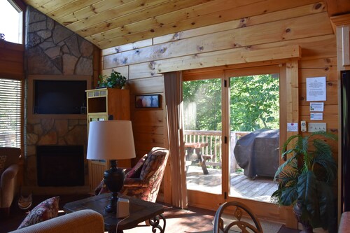 MTN CABIN LAKEFRONT,CANOE/3 KAYAKS,POOL TABLE,DOCK,FIRE PIT, FIREPLACE,JACUZZI