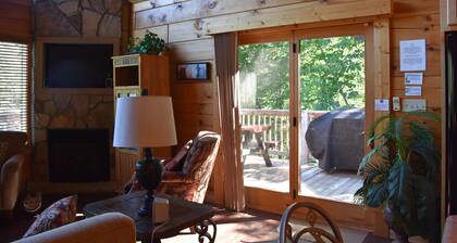 MTN CABIN LAKEFRONT,CANOE/3 KAYAKS,POOL TABLE,DOCK,FIRE PIT, FIREPLACE,JACUZZI
