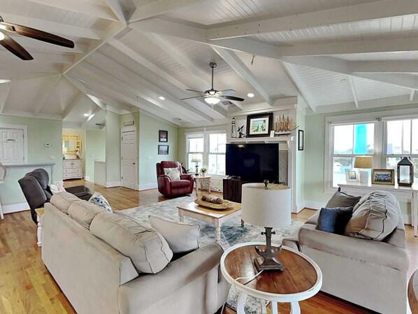 Smart TV, fireplace