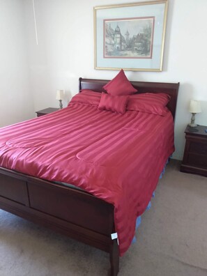 3 Schlafzimmer, Schreibtisch, Bügeleisen/Bügelbrett, Reisekinderbett