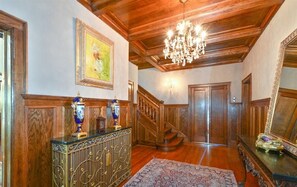 Interior - Beautiful English Mansion, 1/4 mile from Lake and close to Arts & Entertainment (Milwaukee)