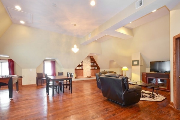 Smart-TV, Kamin, Tischfußball, Tischtennisplatte