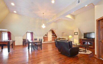 Beautiful English Mansion, 1/4 mile from Lake and close to Arts & Entertainment