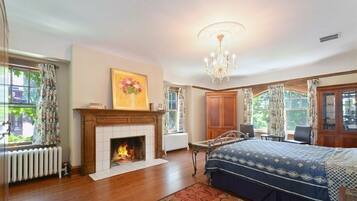4 bedrooms, desk, iron/ironing board, free WiFi