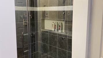Baignoire, baignoire à jets, sèche-cheveux, serviettes fournies