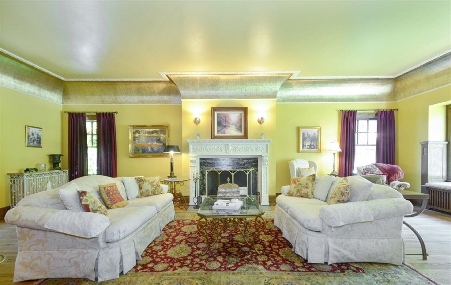 Beautiful English Mansion, 1/4 mile from Lake and close to Arts & Entertainment