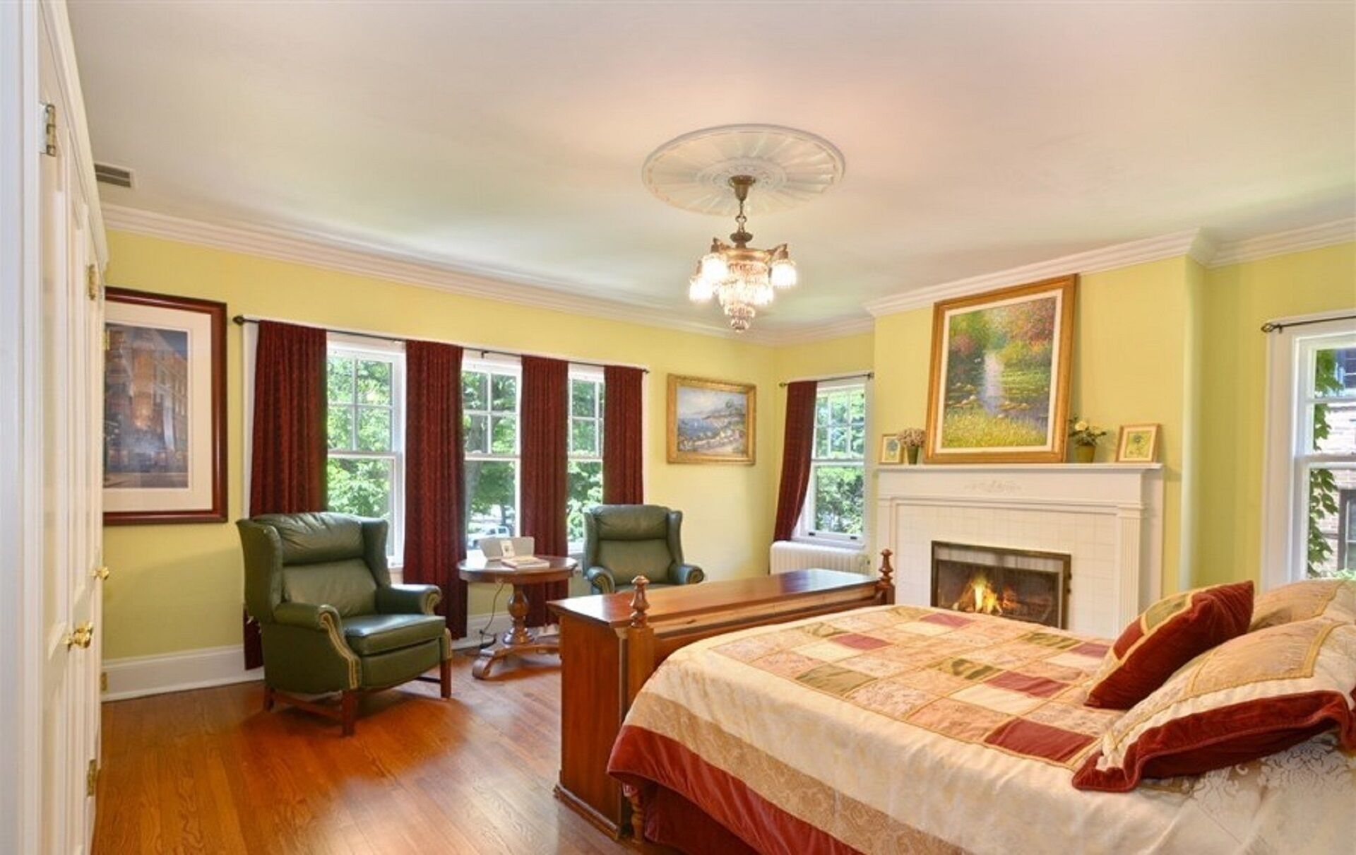 Beautiful English Mansion, 1/4 mile from Lake and close to Arts & Entertainment