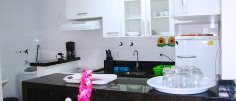 Kjøleskap, mikrobølgeovn, ovn og kokeplater