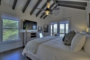 3 habitaciones, escritorio y tabla de planchar con plancha 