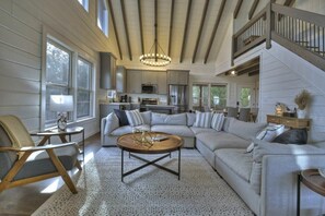 Televisión, chimenea y oficina 