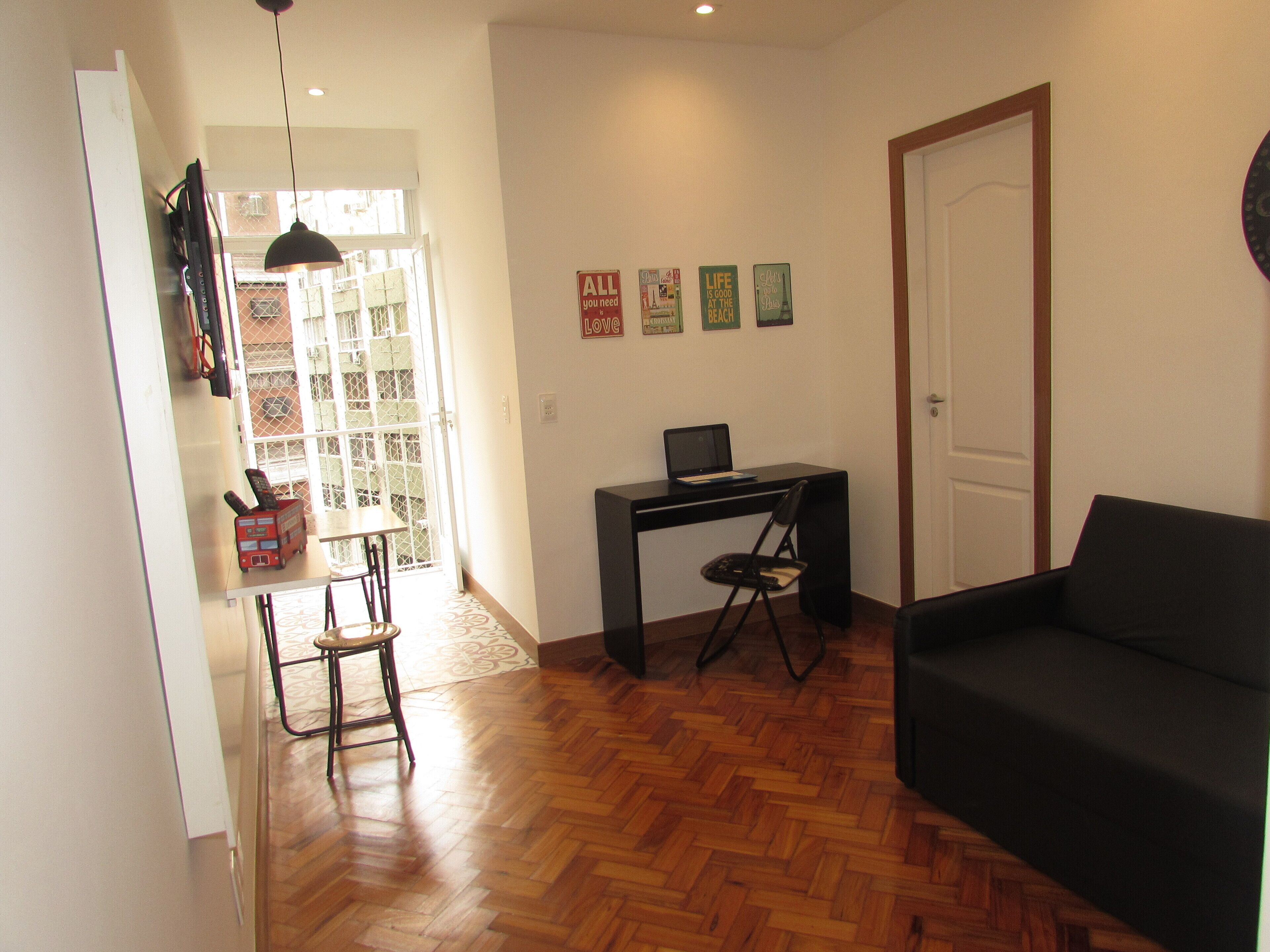Comfortable and well located living room and bedroom for up to 4 guests in Copacabana