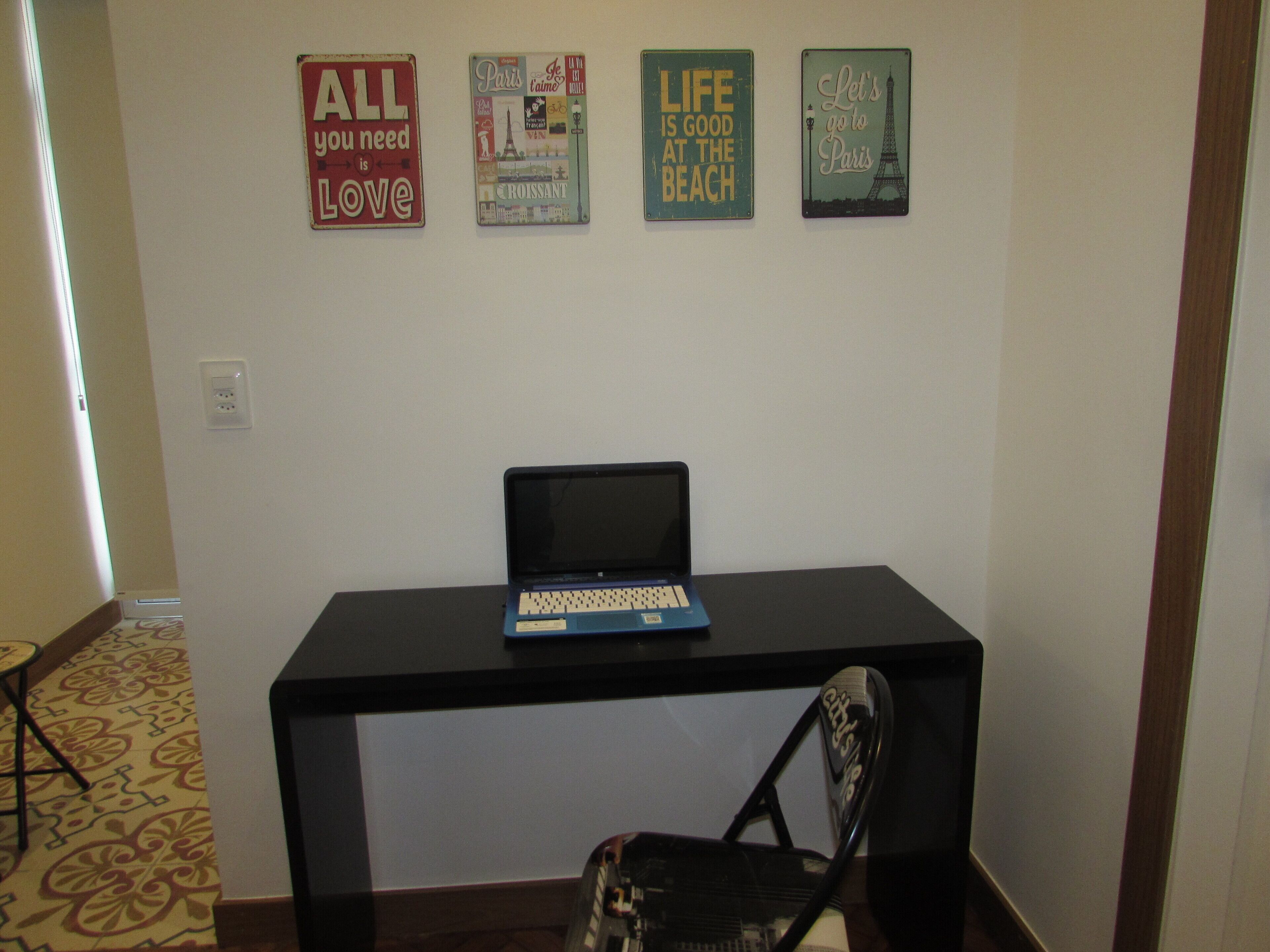 Comfortable and well located living room and bedroom for up to 4 guests in Copacabana