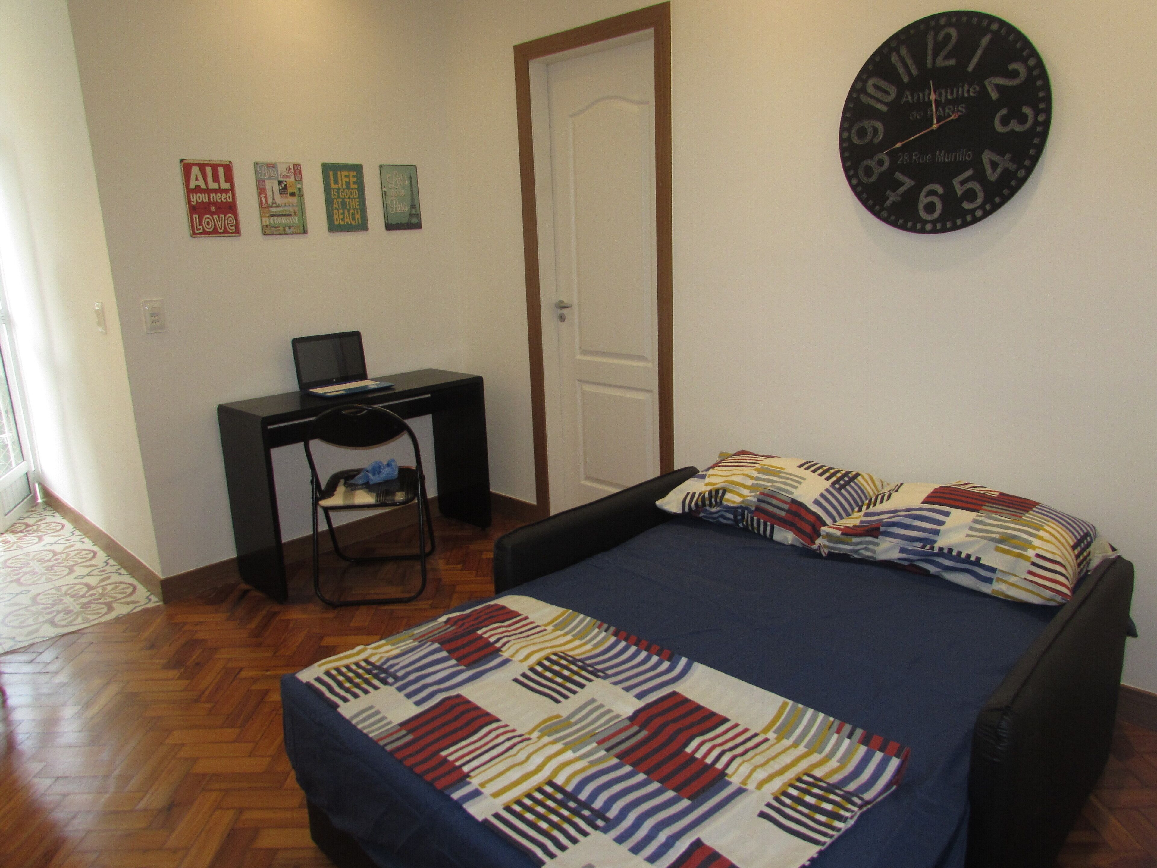 Comfortable and well located living room and bedroom for up to 4 guests in Copacabana