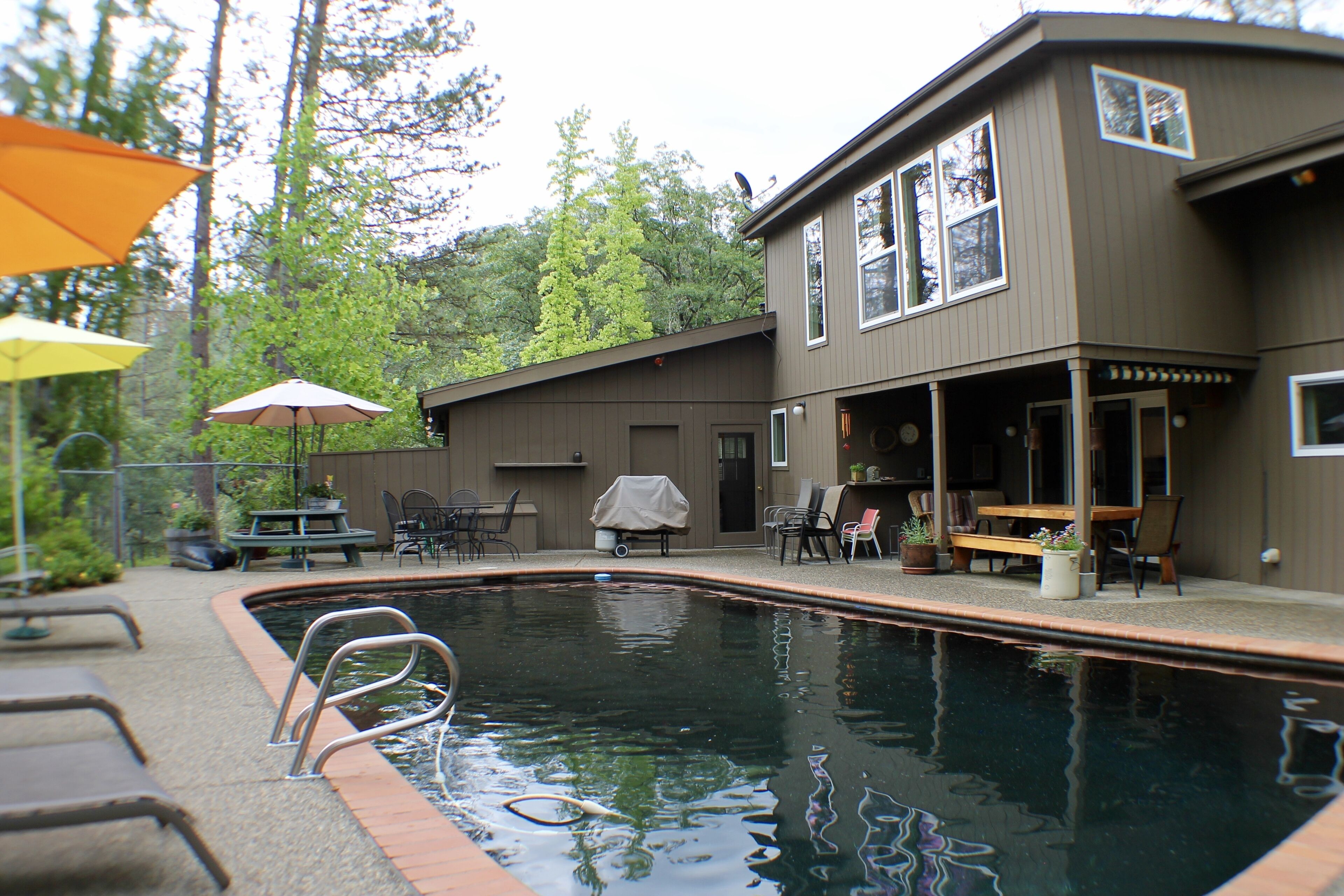 Pine Bluff House-Heated Pool, Peace and Privacy now with Solar Energy