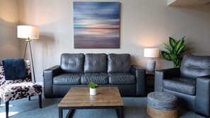 Smart TV, fireplace, Netflix, streaming services
