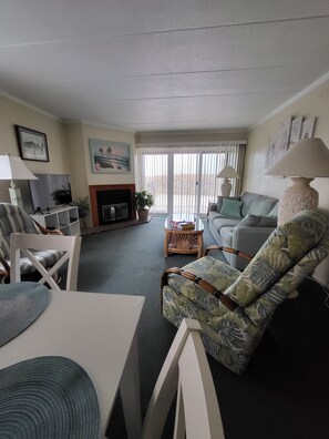 Smart TV, DVD player - Oceanfront Condo - Great midtown location (Ocean City)