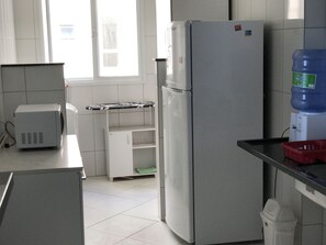 Fridge, microwave, stovetop, coffee/tea maker - Apartment 702B with ocean view, Morro Beach, 3 bedrooms, 2 bathrooms, 1 garage. (Guarapari)