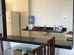 Geladeira, micro-ondas, cooktop, cafeteira/chaleira