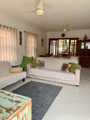 Fernseher, DVD-Player, Stereoanlage